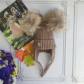 Дитяча бежева демісезонна шапка з двома натуральними бубонами ALL1450