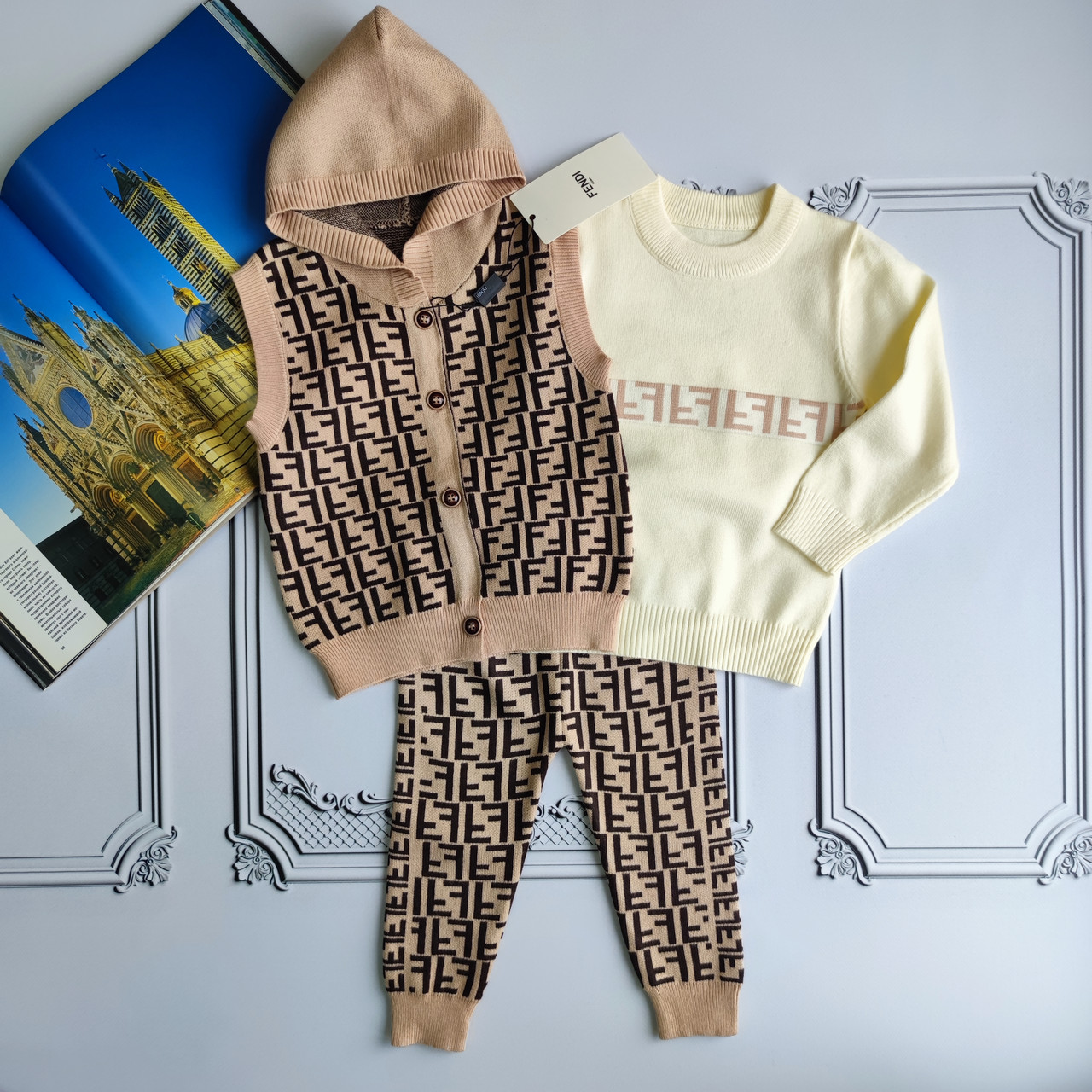 Дитячий бежевый теплий  в'язаний костюм трійка з жилетом Fendi для хлопчика ALL1504