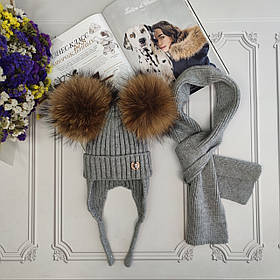 Дитяча сіра в'язана демісезонна шапка з зав'язками, комплект з шарфом, натуральні бубони ALL822