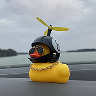 Аксессуар в машину утка на торпеду, автомобильная уточка в шлеме
