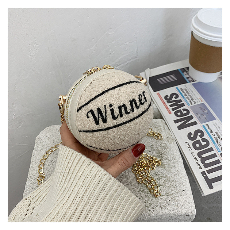 Жіноча кругла сумка хутряна 10406 WINNER м'яч на ланцюжку біла, фото 1