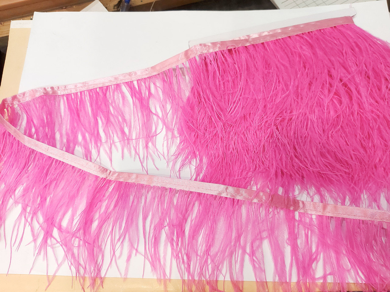 Перова тасьма, пір'я страуса на тасьмі.Ціна за 20 см. страусине пір'я тасьма 10-12 см.