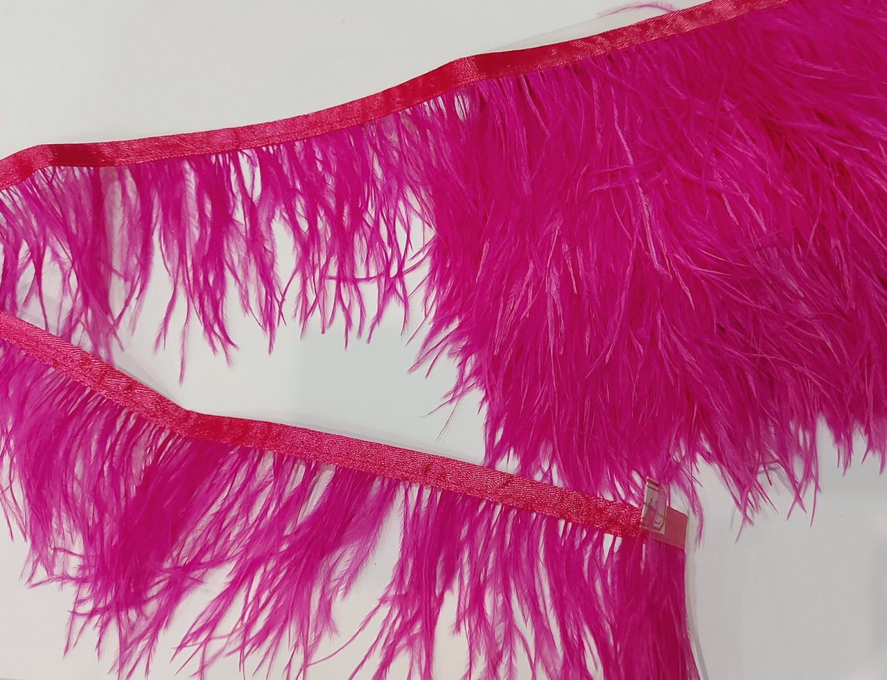 Перова тасьма, пір'я страуса на тасьмі.Ціна за 20 см. страусине пір'я тасьма 10 см.