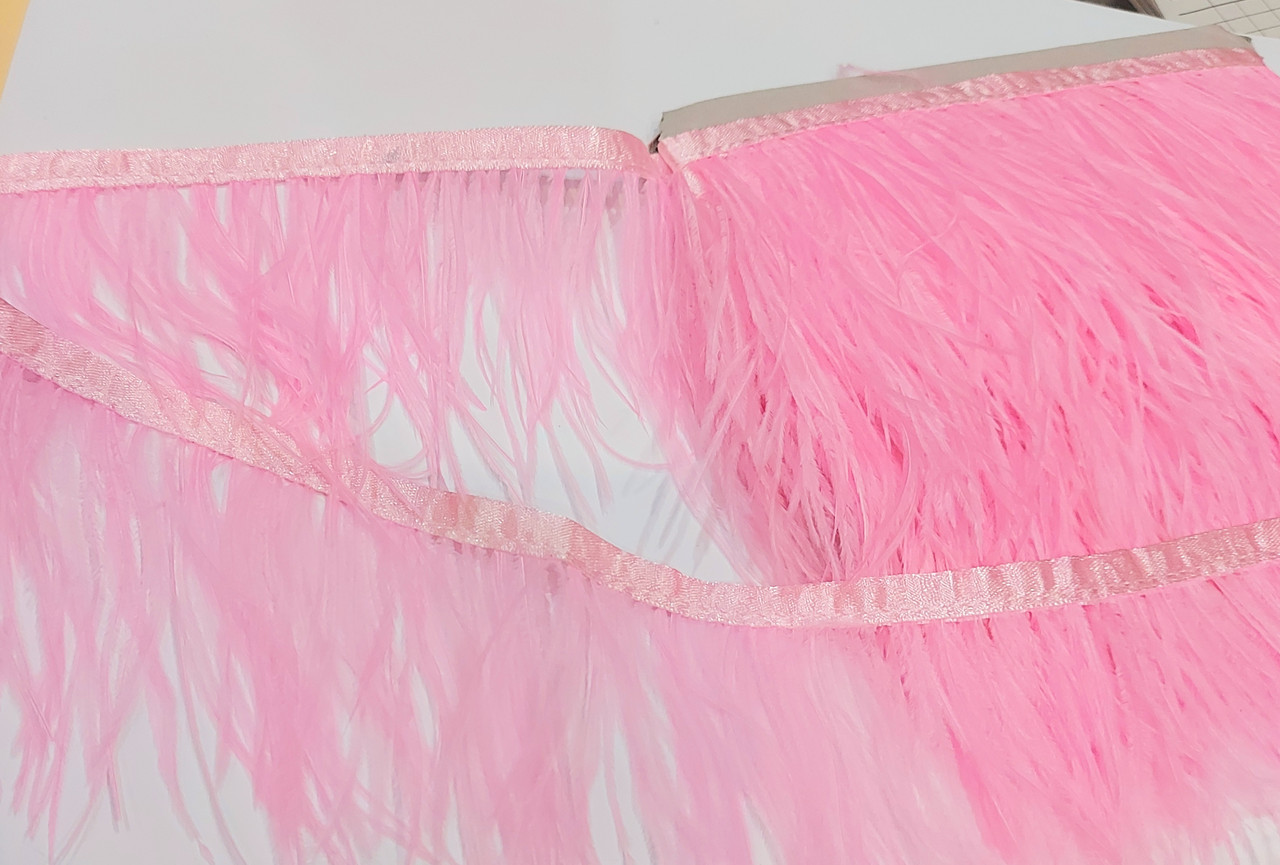 Перова тасьма, пір'я страуса на тасьмі.Ціна за 20 см. страусине пір'я тасьма 10-12 см.