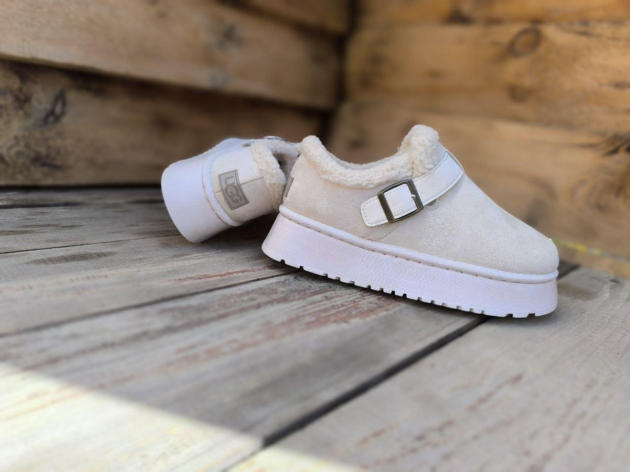 Угги-тапки UGG короткие БЕЖЕВЫЕ BEIGE с ремешком на высокой подошве  с утепленной стелькой