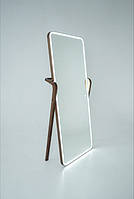 Дзеркала в дерев'яних рамах у повний зріст