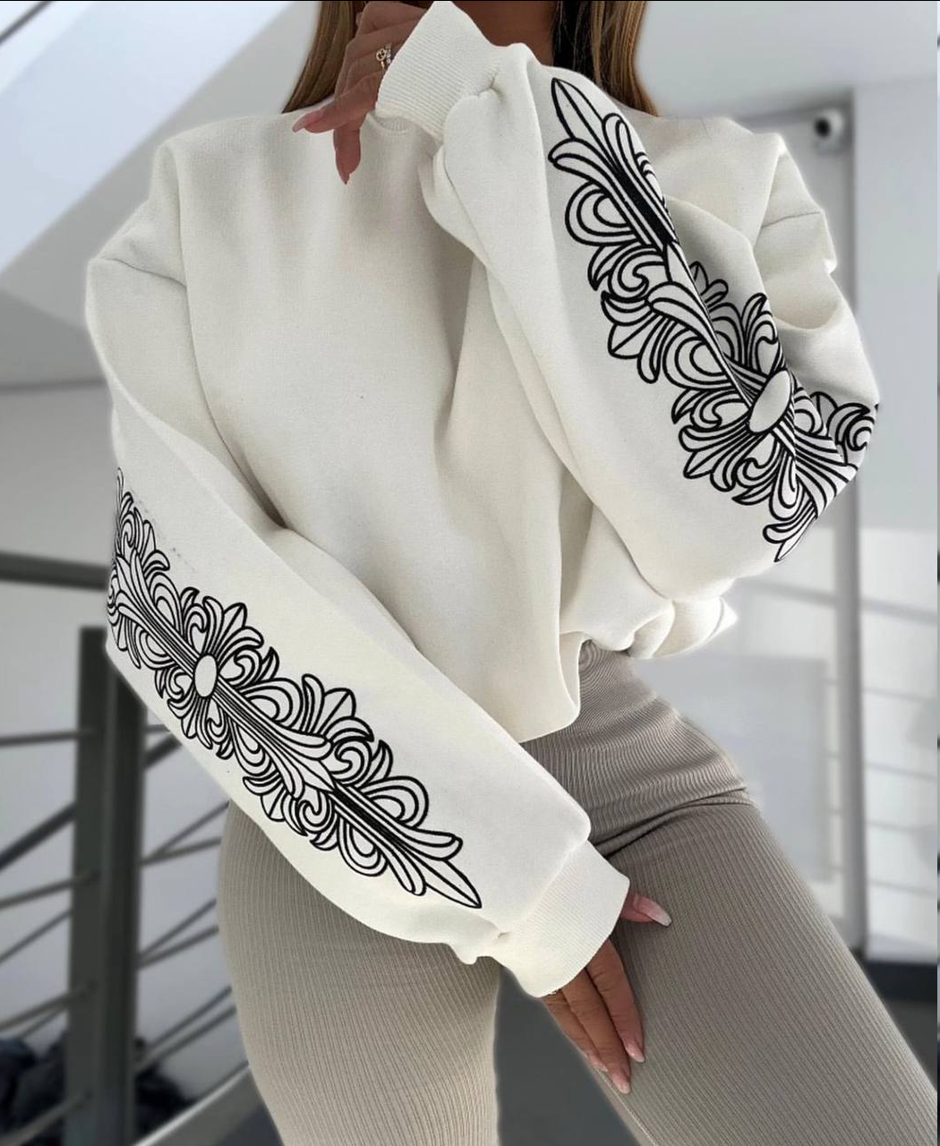 Світшот з орнаментом на рукавах, фото 1