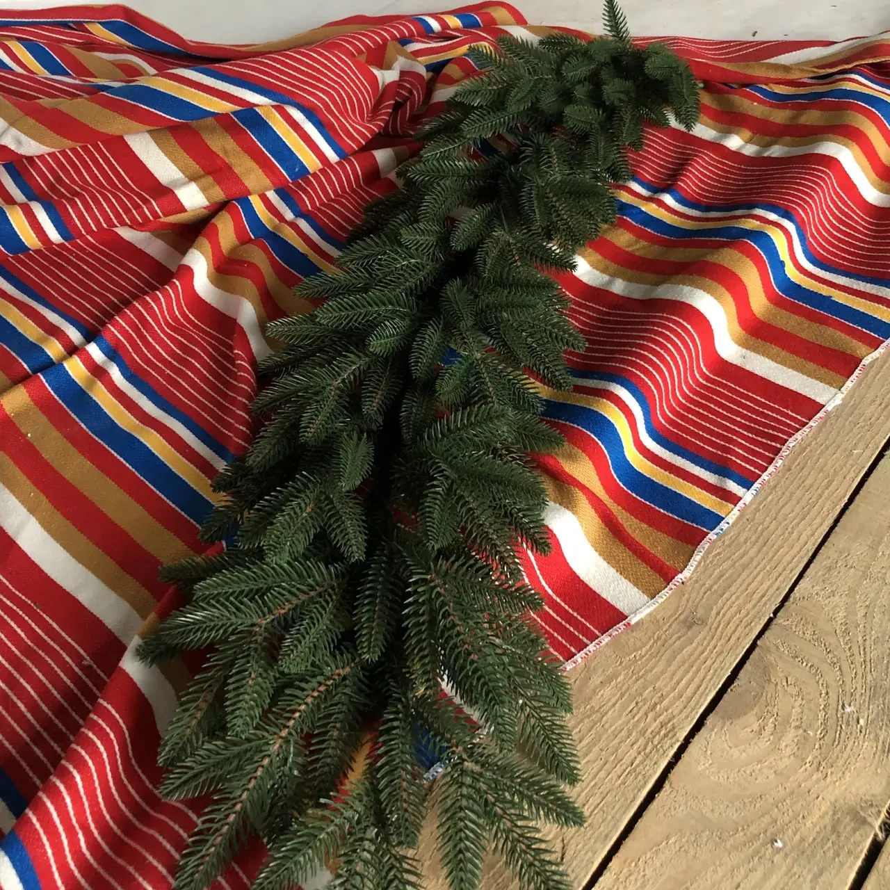 Гірлянда зі штучних ялинкових гілок зелена Хвоя Classic 120 см -, фото 1