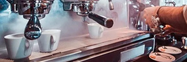 Екстакція кави під час приготування еспресо. Екстакція кави під час приготування еспресо.