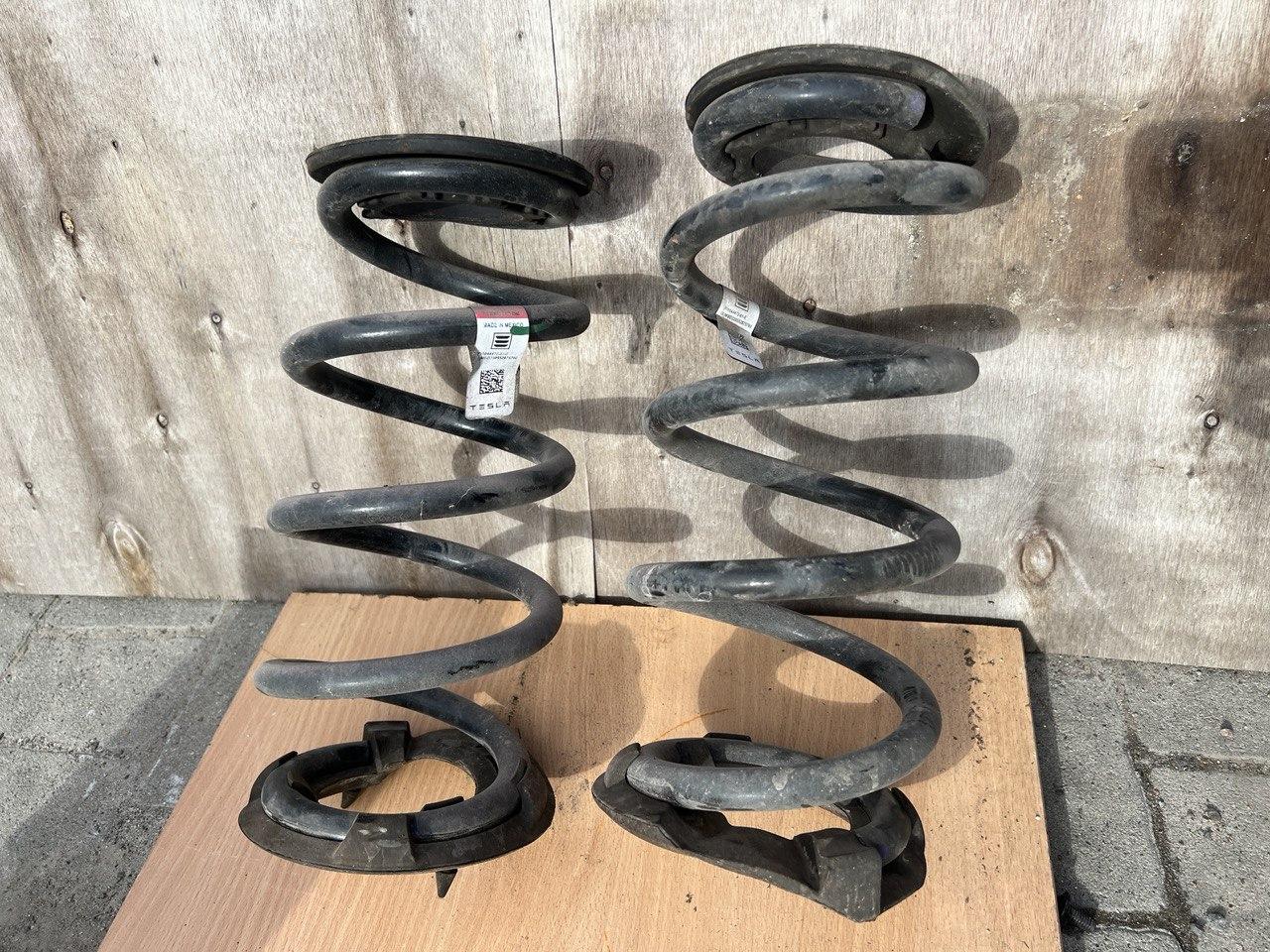 Оригінальна Пружина Tesla Model 3 заднього амортизатора ліва/права 1044472-00-B 1044472-01-E USA, фото 1