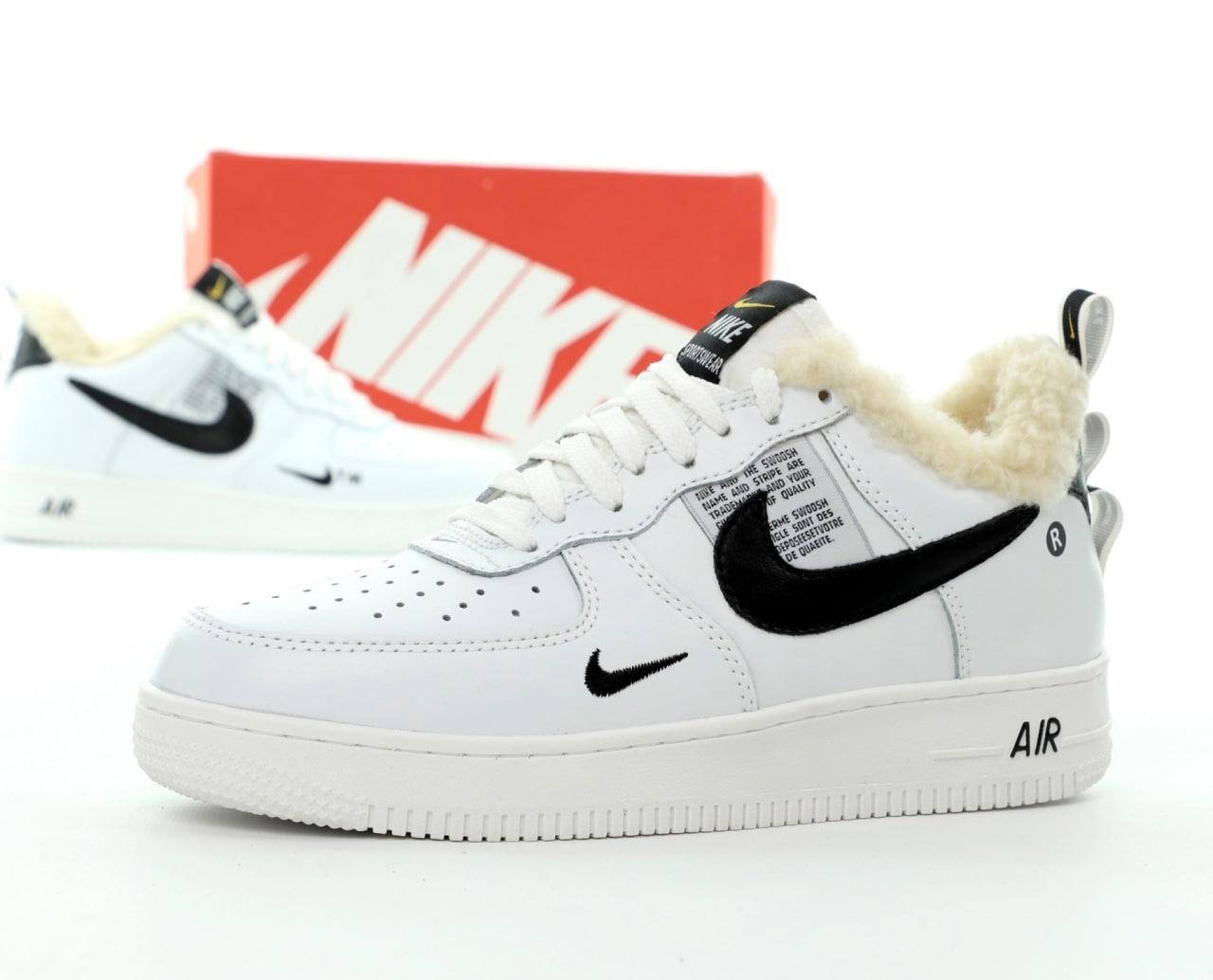 Зимові Кросівки Nike Air Force Winter White Black Mini Swoosh Fur | білі з чорним логотипом, утеплені хутром, розміри 36–45
