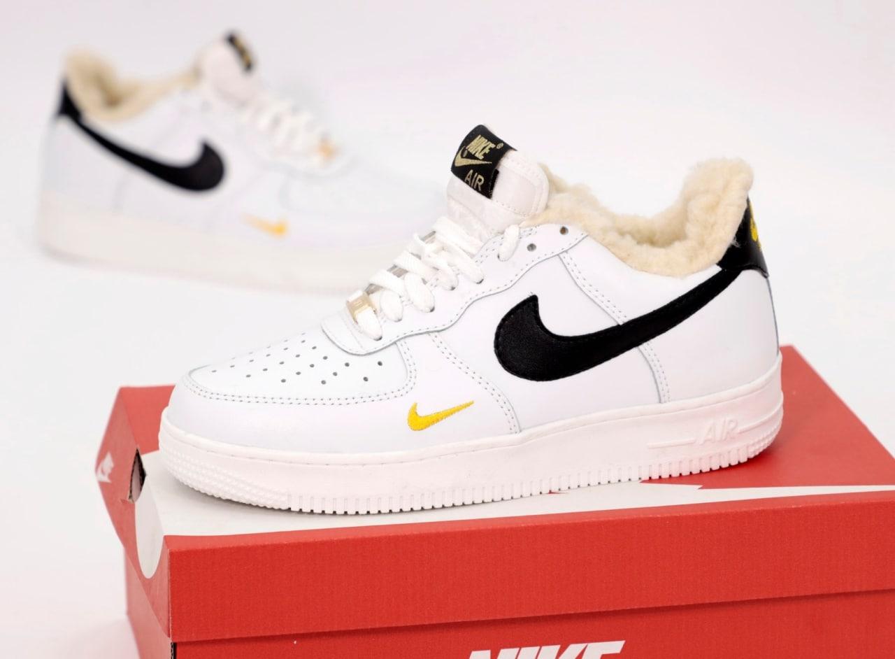 Зимові Кросівки Nike Air Force Winter White Black Gold Mini Swoosh Fur | білі з чорними та золотими акцентами, хутро, 36–45