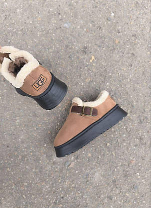 Уги UGG коричневі короткі з опушкою білим хутром декоровані ремінцем на високій чорній підошві жіночі, фото 4