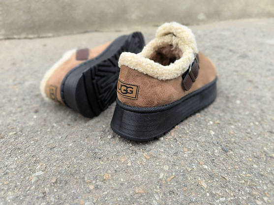 Уги UGG коричневі короткі з опушкою білим хутром декоровані ремінцем на високій чорній підошві жіночі, фото 5