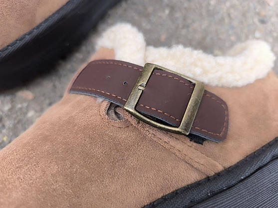 Уги UGG коричневі короткі з опушкою білим хутром декоровані ремінцем на високій чорній підошві жіночі, фото 6