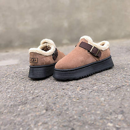 Уги UGG коричневі короткі з опушкою білим хутром декоровані ремінцем на високій чорній підошві жіночі, фото 3