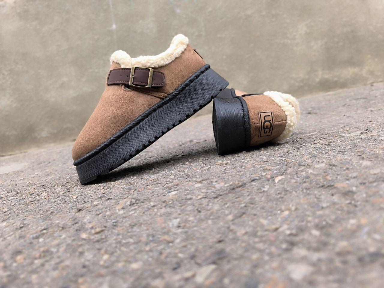 Уги UGG коричневі короткі з опушкою білим хутром декоровані ремінцем на високій чорній підошві жіночі