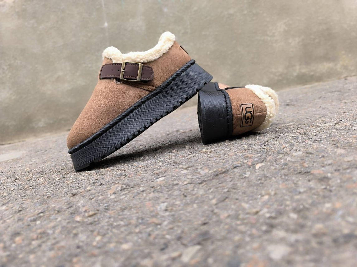 Уги UGG коричневі короткі з опушкою білим хутром декоровані ремінцем на високій чорній підошві жіночі, фото 1