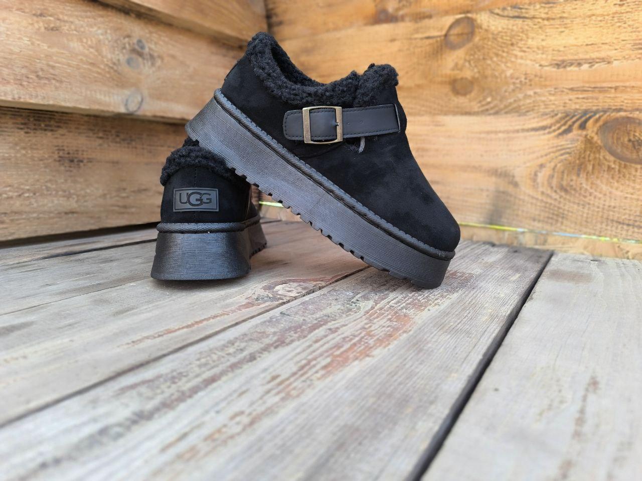 Уги-тапки UGG короткі ЧОРНІ BLACK з ремінцем на високій підошві  з утепленою устілкою жіночі