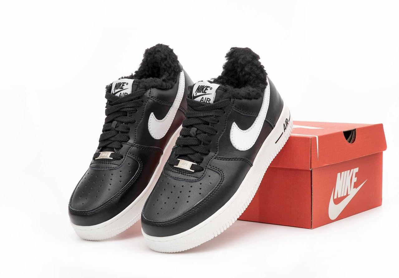Зимові чоловічі кросівки Nike Air Force 1 Winter Black White Чорні з білим Взуття Найк Аір Форс 1 низькі шкіра та тепле хутро, фото 1