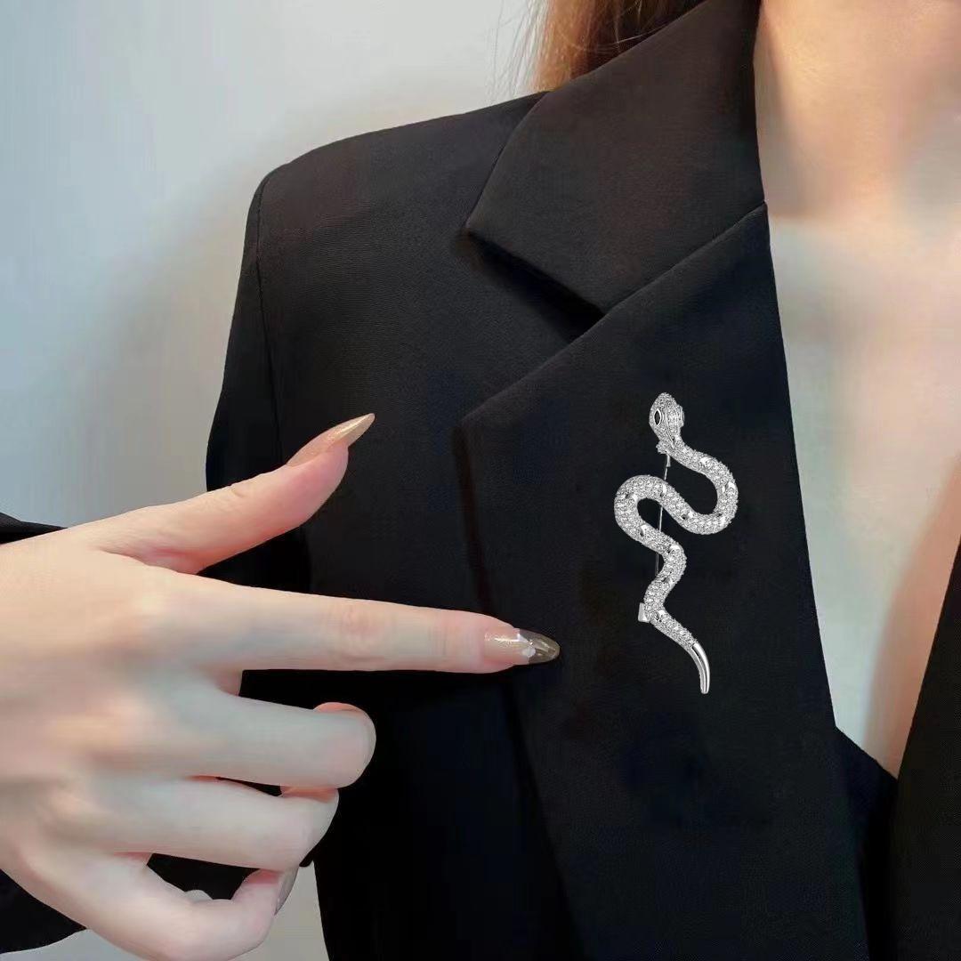 Брошка у формі білої змії, шпилька Символ 2025 г з імітацією кристала та стразами., фото 1