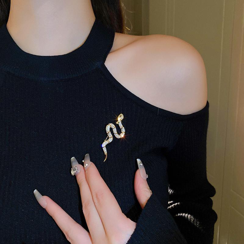 Брошка у формі золотої змії, шпилька Символ 2025 г з імітацією кристала та стразами., фото 1