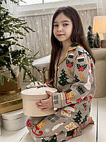 Дитяча фланелева святкова піжама з ялинками та новорічними іграшками для дівчинки та хлопчика.