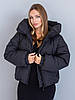 Жіноча зимова оверсайз куртка чорного кольору з капюшоном, фото 3