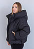 Жіноча зимова оверсайз куртка чорного кольору з капюшоном, фото 5