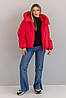 Яскрава жіноча тепла зимова оверсайз куртка червоного кольору з капюшоном, фото 3