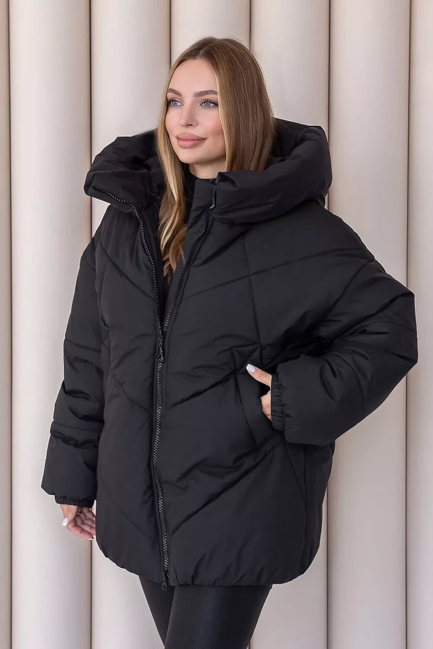 Стильна практична жіноча зимова оверсайз куртка чорного кольору з капюшоном, фото 1