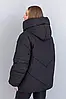 Стильна практична жіноча зимова оверсайз куртка чорного кольору з капюшоном, фото 4