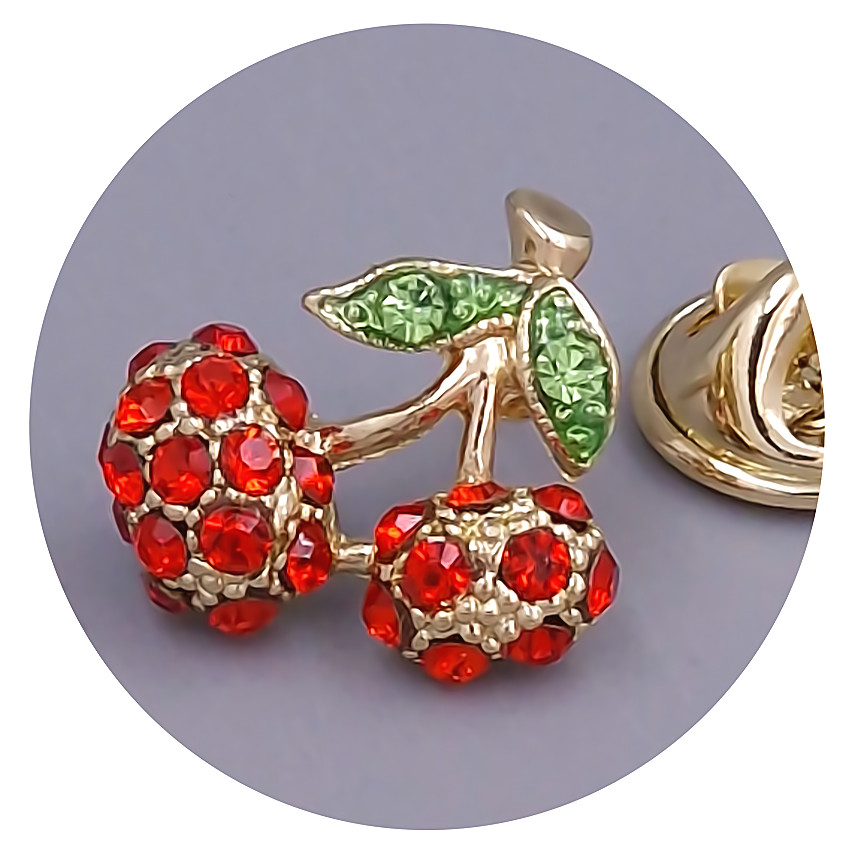 Пін. Позолота з лимонним відтінком. Камені: циркон. Довжина: 17 мм. Ширина: 17 мм.