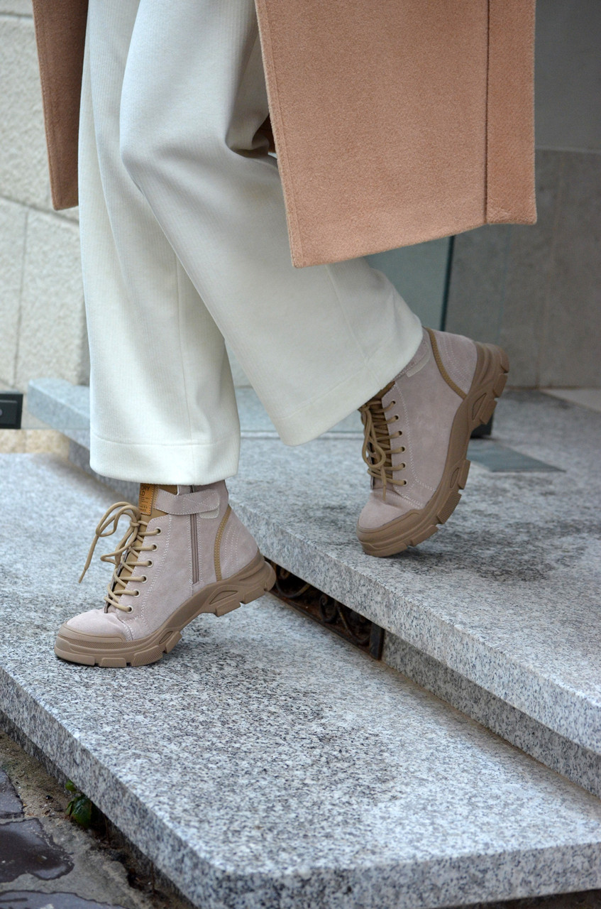 Черевики жіночі з натуральної замші у бежевому кольорі на товстій підошві