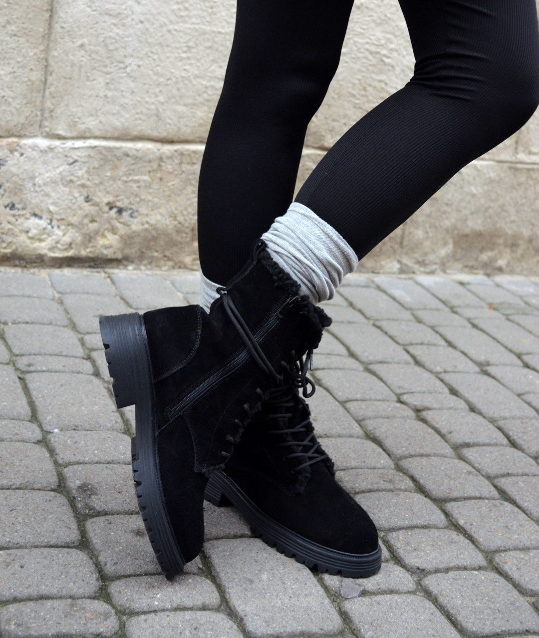 Чорні жіночі черевики на зиму утеплені хутром із натуральної замші