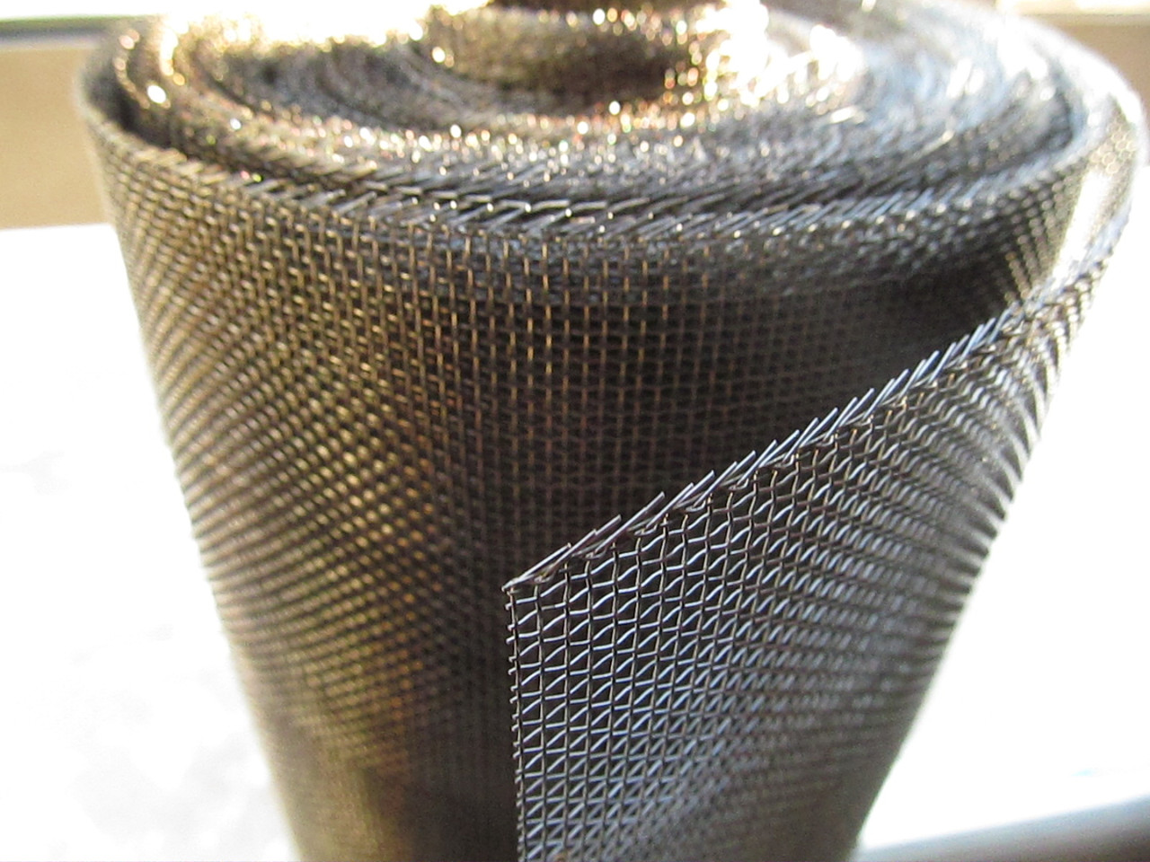 Ткана сітка з чорної дроту. Осередок: 1,2 мм, Дріт: 0,4 мм, Ширина 1м.
