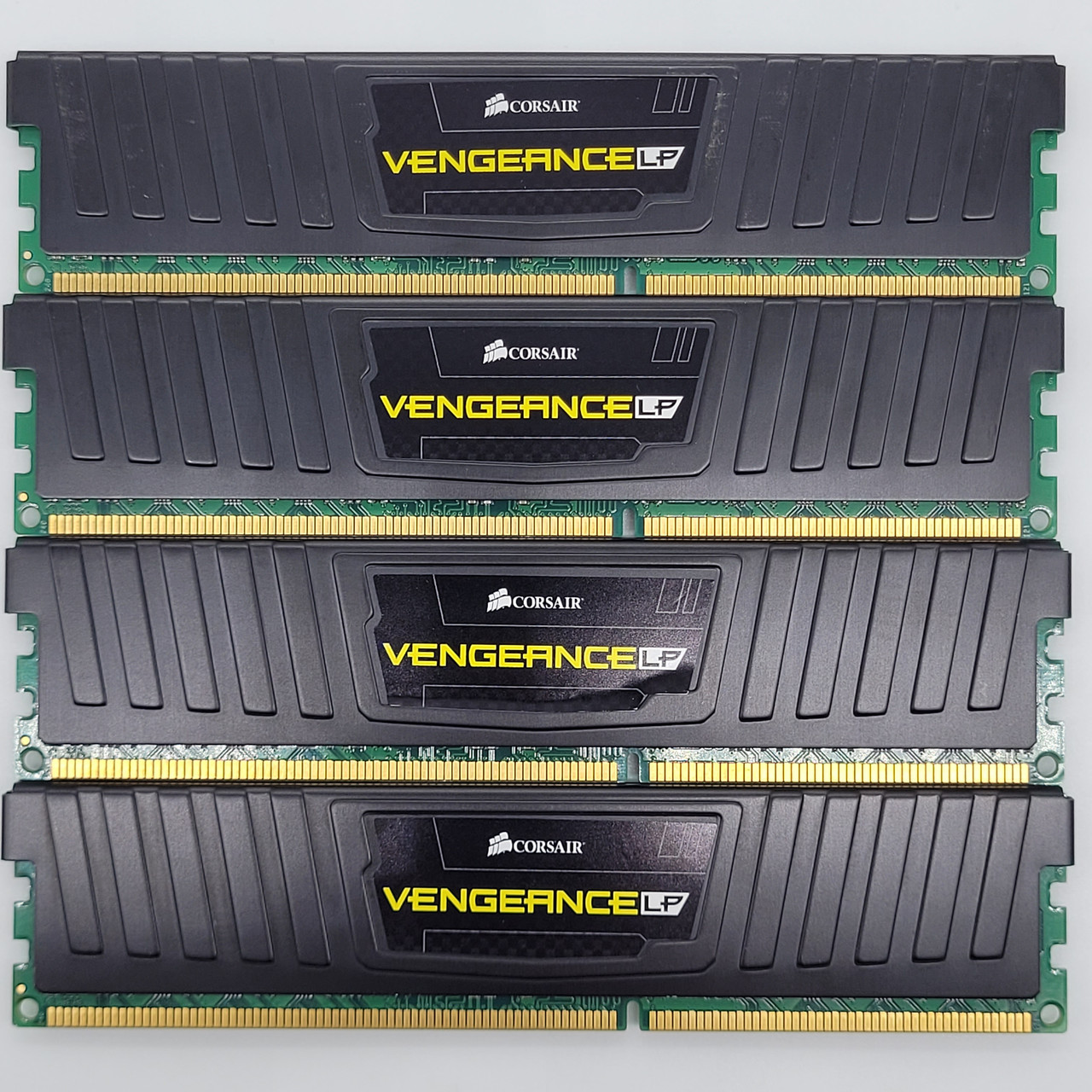 Комплект оперативної пам'яті Corsair VengeanceLP DDR3 32Gb (4x8GB) 1600MHz PC3-12800U 2R8 CL10 (CML32GX3M4A1600C10) Б/В
