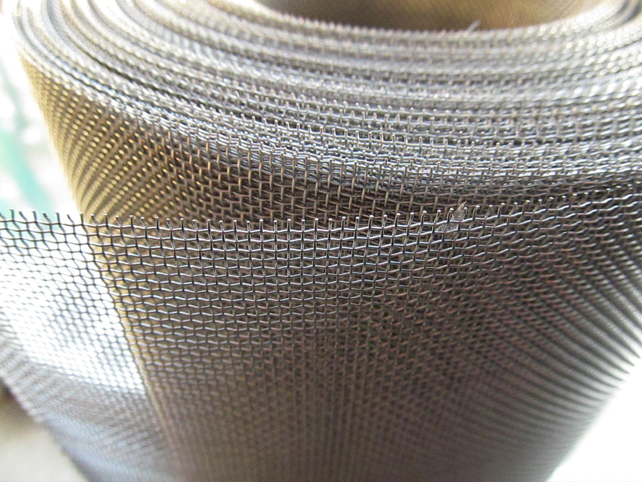 Сітка ткана з неіржавкого дроту. Комірка: 1,2 мм, Дроту: 0,4 мм, Ширина 1 м.