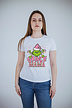 Футболка для Мам, які люблять свята... по-своєму! Друк на футболці з новорічним принтом Грінч, фото 2