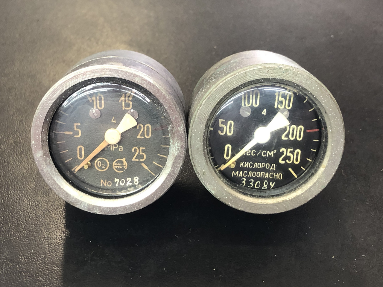 МТП-8д-40 Манометр загальнотехнічний торцевий водонепроникний 250 кгс/см2 (25МПа) Ф40м М1/4 (сер-ННОЧІ!), фото 1