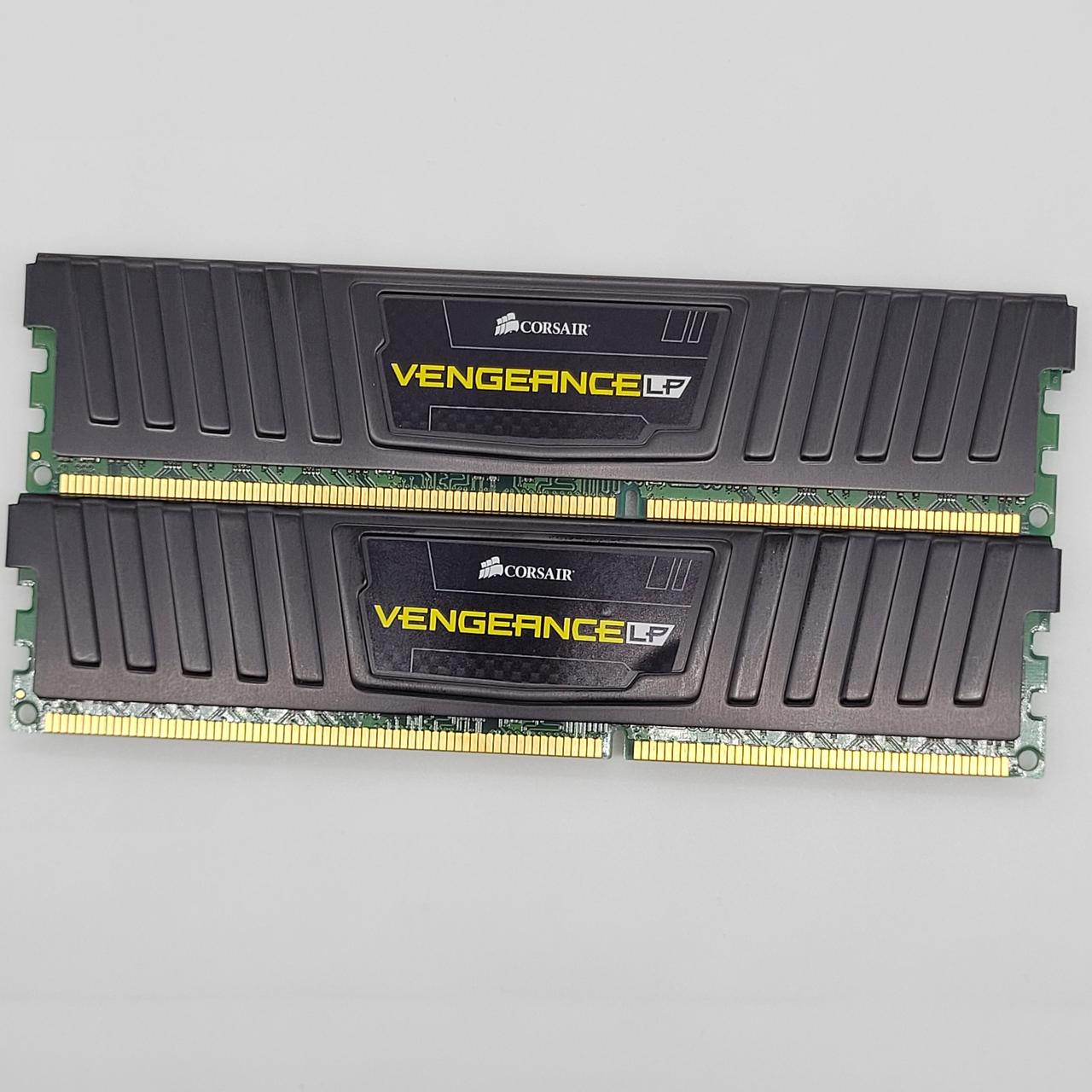 Пара оперативної пам'яті Corsair Vengeance LP DDR3 16Gb (2x8Gb) 1600MHz 12800U 2R8 CL10 (CML16GX3M2A1600C10) Б/В