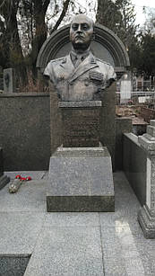 Скульптуру-погруддя з бронзи чоловікові № 1350