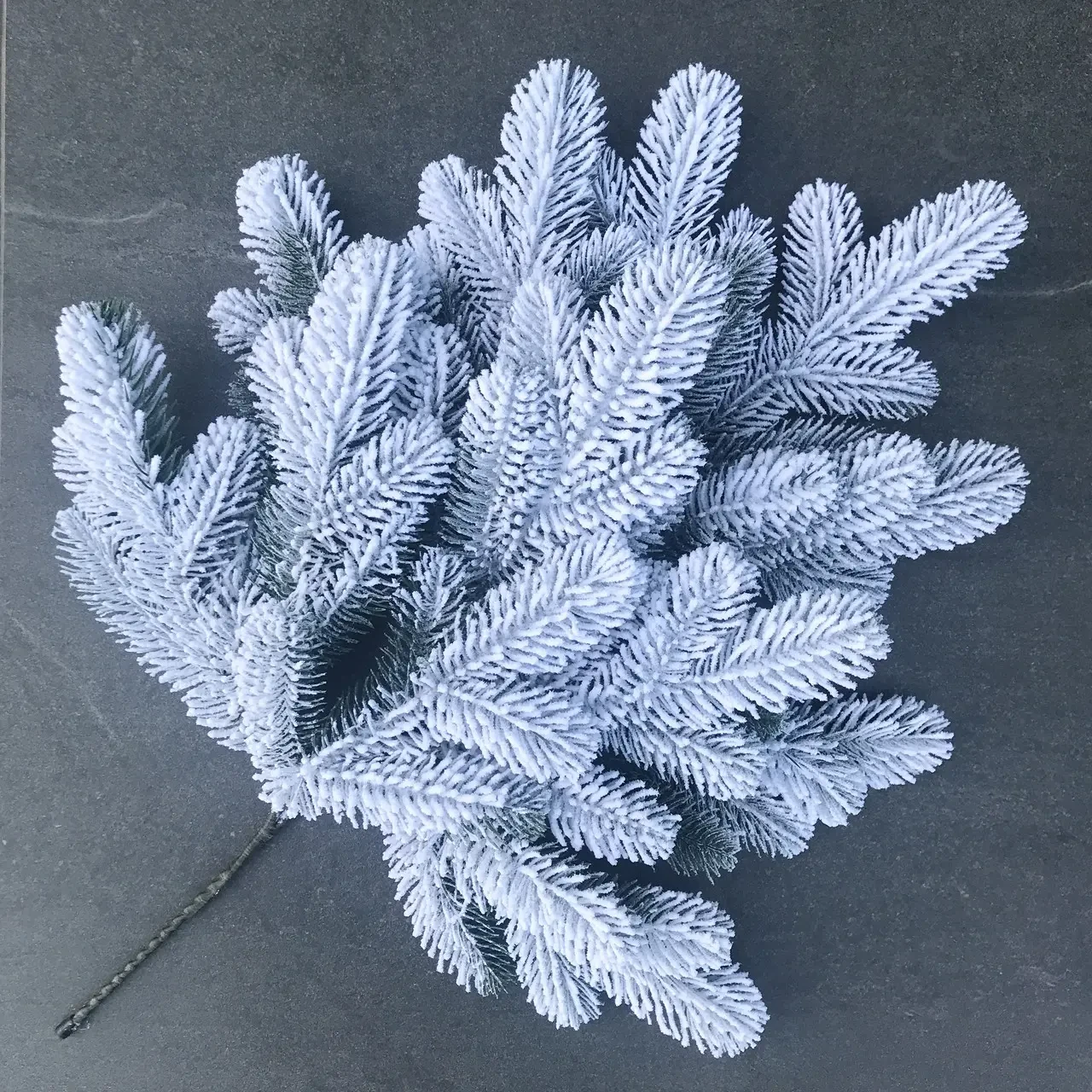 Штучна гілка хвої в снігу лита Хвоя Lux 60 см, фото 1