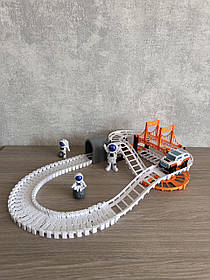 Трек 888-73 космодром, машинка 8см, фігурка 10см, 3шт, на батарейці, коробці, 35,5-25,5-7,5см