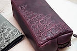 Велика шкіряна косметичка жіноча Бордова з тисненням Лаванда, фото 7