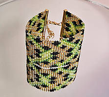 Браслет-манжет з бісеру Miyuki в чорному, зеленому та золотому тонах.