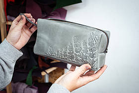 Велика шкіряна косметичка жіноча Сіра з тисненням Лаванда