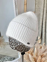 Тепла жіноча шапка Тора ангора на флісі біла