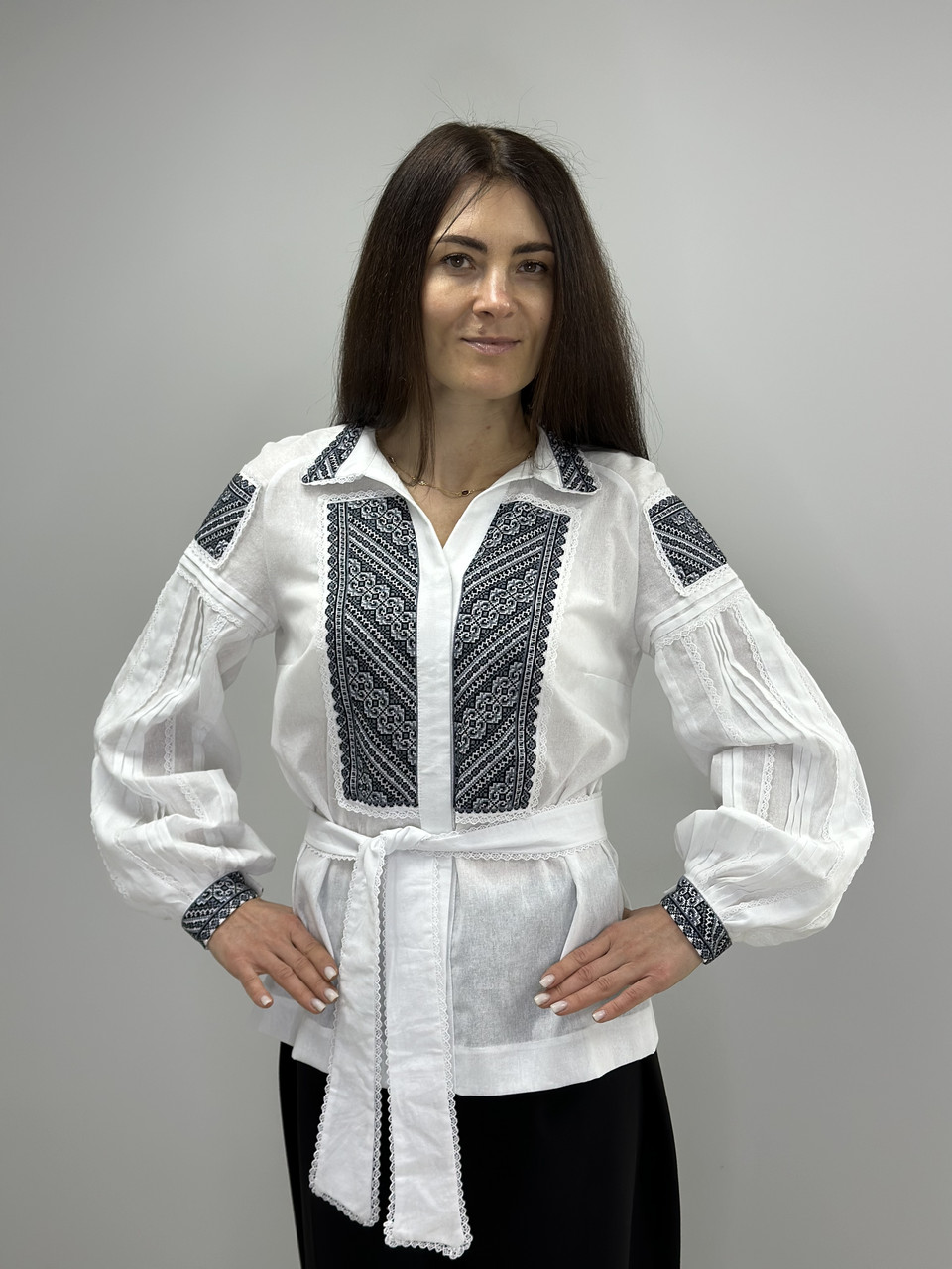 Жіноча біла вишита сорочка з чорним орнаментом ручної роботи, фото 1