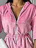 Рожева жіноча тепла коротка піжама-комбінезон із двосторонньої махри на блискавці з капюшоном, фото 2